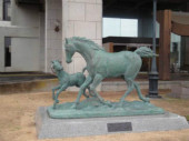 「親子馬の像」富里市制記念モニュメントデザイン 富里市役所2002年(平成14年) 55才